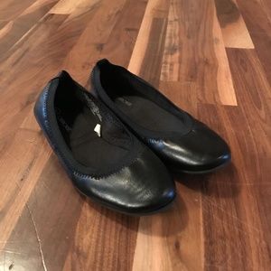 Like NEW girls black flats size 3